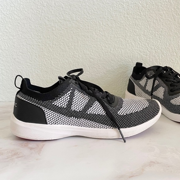 Vionic Shoes - VIONIC || Lenora Sneakers Black and White